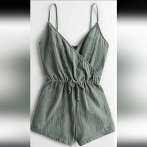 GILLY HICKS | Women's Olive Green Cotton Crinkle Romper Size S